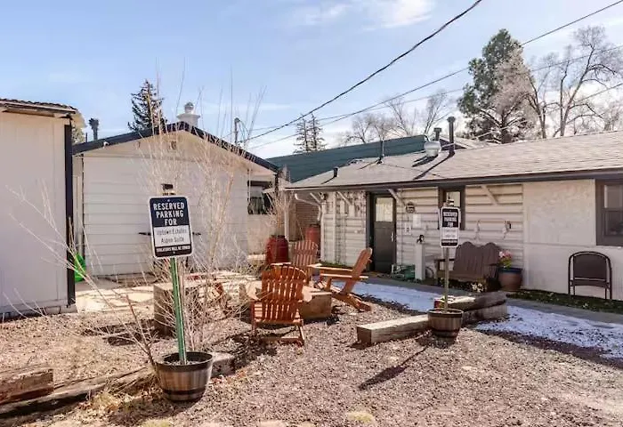 Brews, Bites, & Pines - Your Downtown Apartment